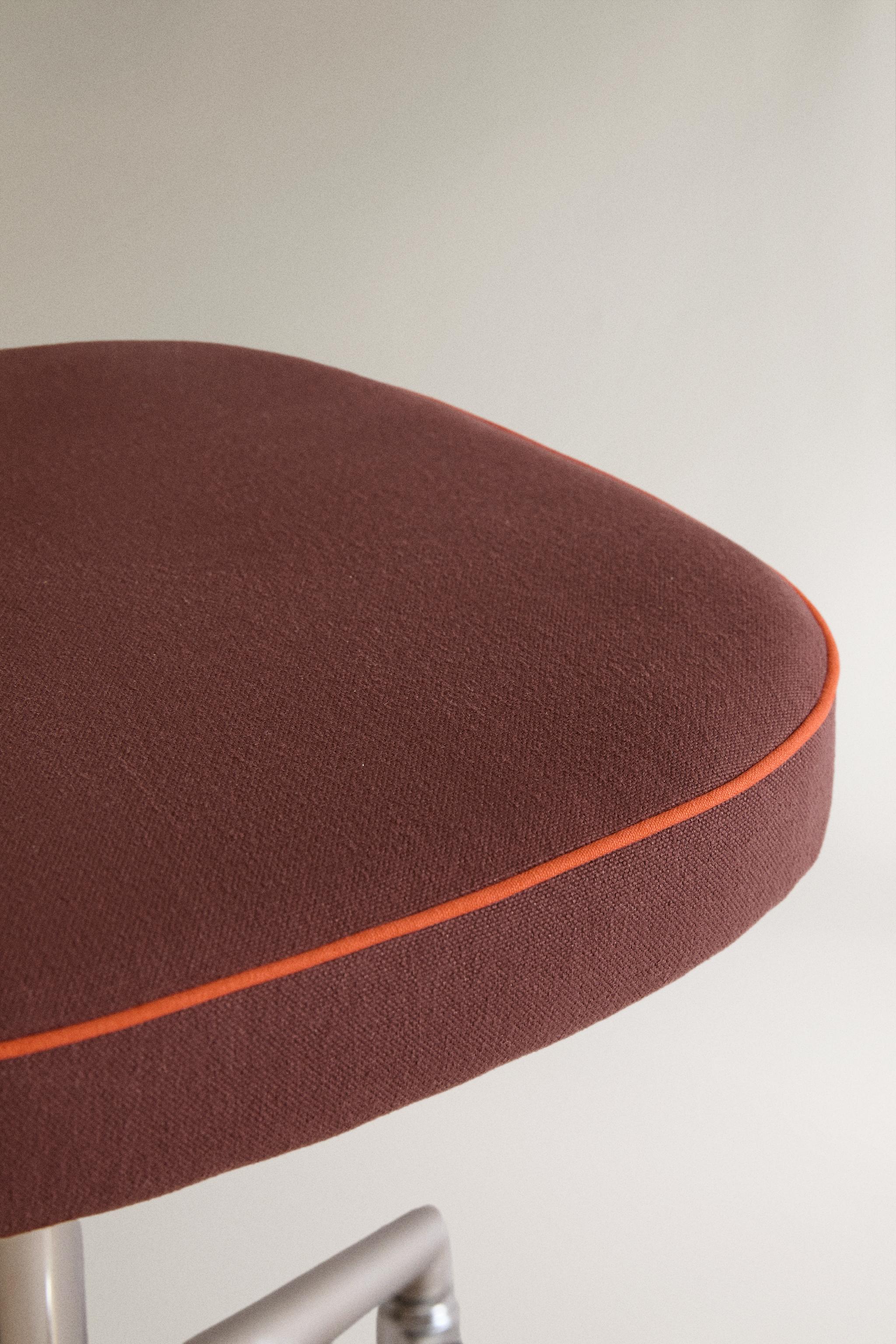 KIDS’ DESK CHAIR WITH PIPING AND WHEELS